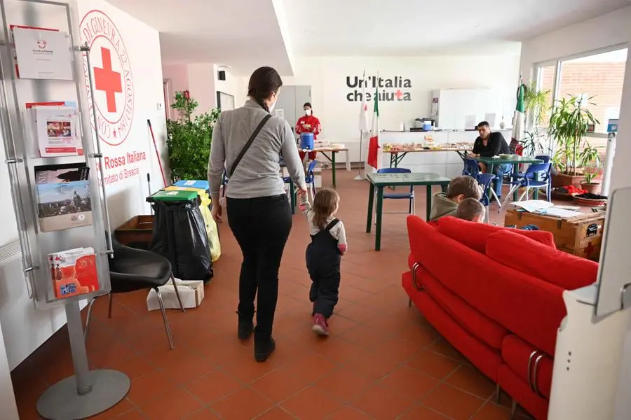 Le mamme e i bimbi accolti nelle scorse ore dalla Croce Rossa di Brescia