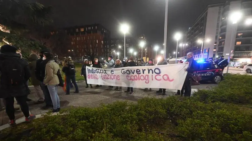 La protesta degli ambientalisti all'esterno della Camera di Commercio