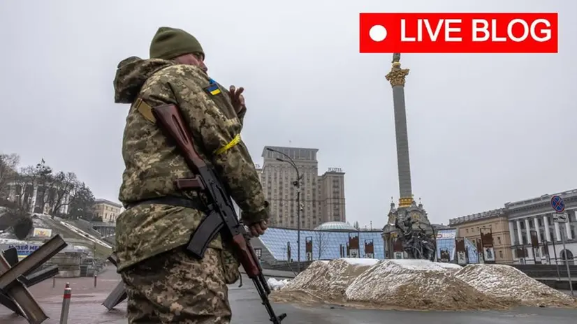 Un soldato ucraino presidia piazza dell'Indipendenza a Kiev, Ucraina - Foto Epa © www.giornaledibrescia.it