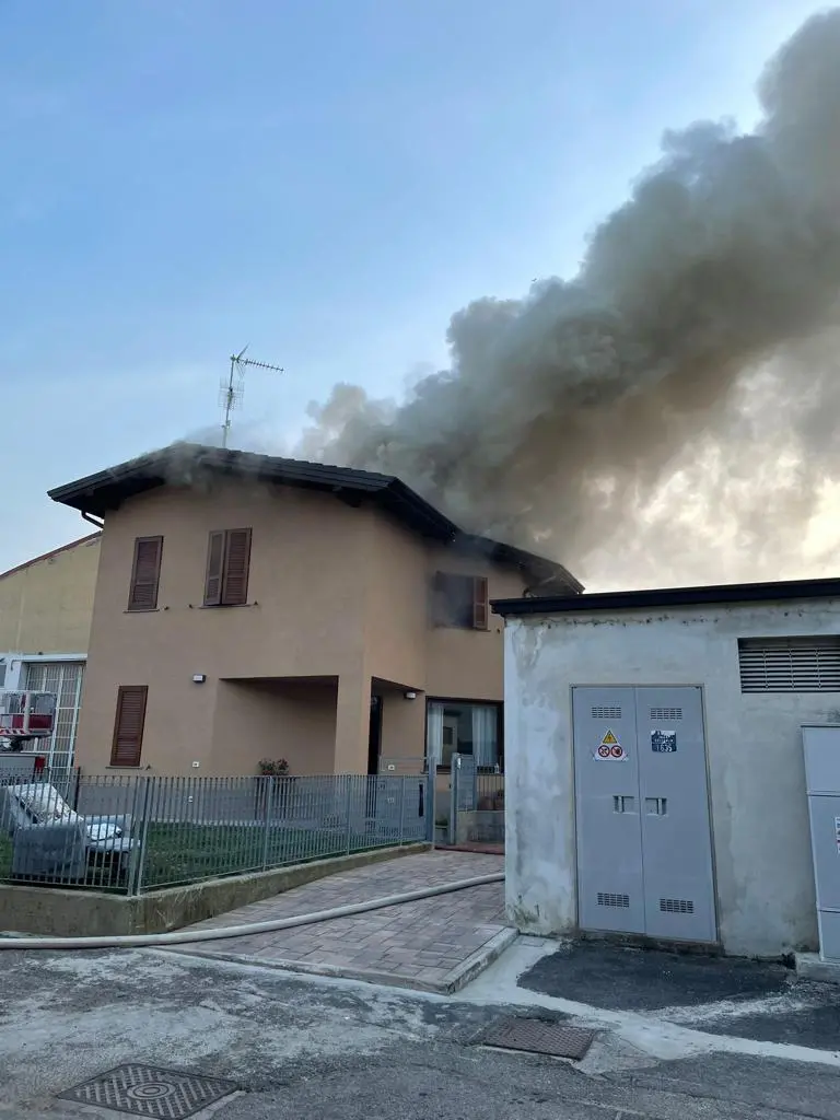 Roccafranca, a fuoco il tetto di una villetta