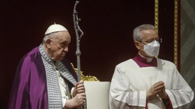 Papa Francesco alla preghiera nella Basilica di San Pietro - Foto Ansa © www.giornaledibrescia.it