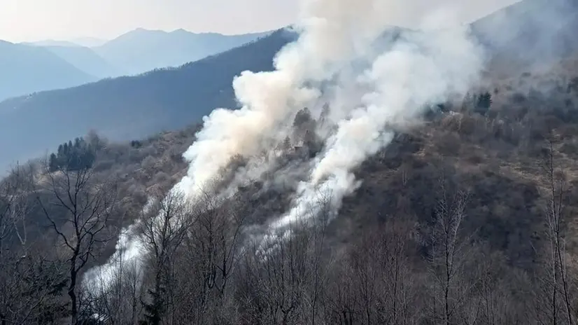 L’incendio a Punta Sendrai, domato dopo 3 ore di lavoro - Foto © www.giornaledibrescia.it