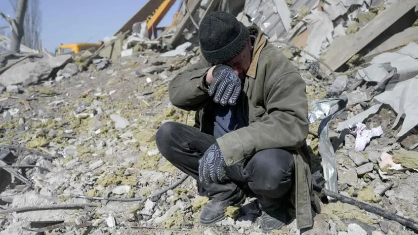 Un uomo lavora tra le macerie dopo i bombardamenti in Ucraina - Foto Epa © www.giornaledibrescia.it
