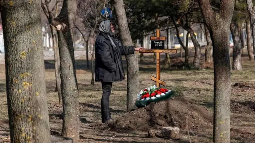 Mariupol, un tempo città portuale di 450mila abitanti, completamente distrutta: le sue strade sono diventate cimiteri - Foto pubblicata su Twitter, 27 marzo 2022