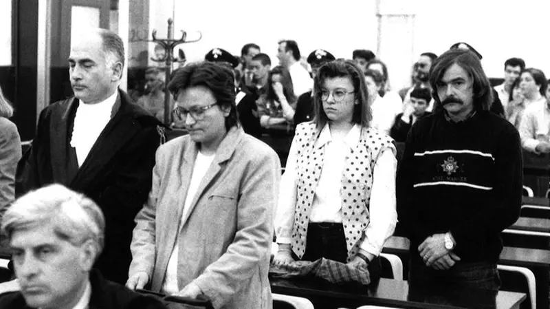 In piedi accanto al suo avvocato, Gigiliola Bono durante il processo per il femminicidio della figlia - Foto Archivio Eden © www.giornaledibrescia.it