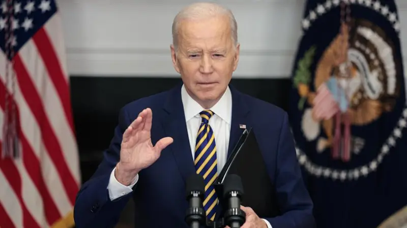 Il presidente Usa, Joe Biden, ha annunciato le nuove sanzioni contro la Russia indossando una cravatta coi colori dell'Ucraina - Foto Epa/Oliver Contreras © www.giornaledibrescia.it
