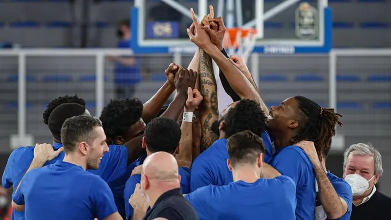 La  gioia della Germani dopo aver centrato la decima vittoria di fila - Foto New Reporter © www.giornaledibrescia.it