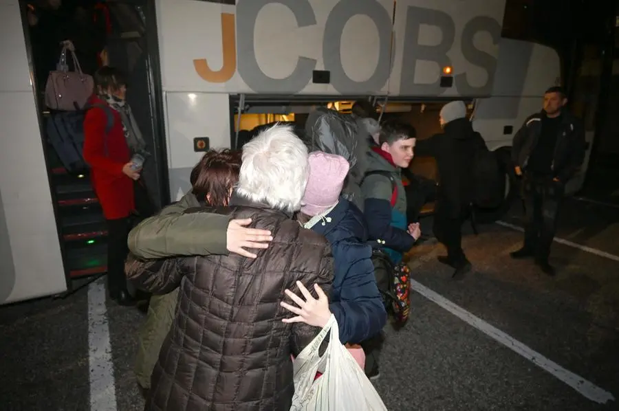 In fuga dall'Ucraina a Brescia, l'arrivo di un pullman di profughi