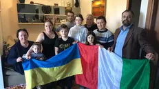 I profughi ucraini con il sindaco di Dello e la famiglia che li ospita - © www.giornaledibrescia.it