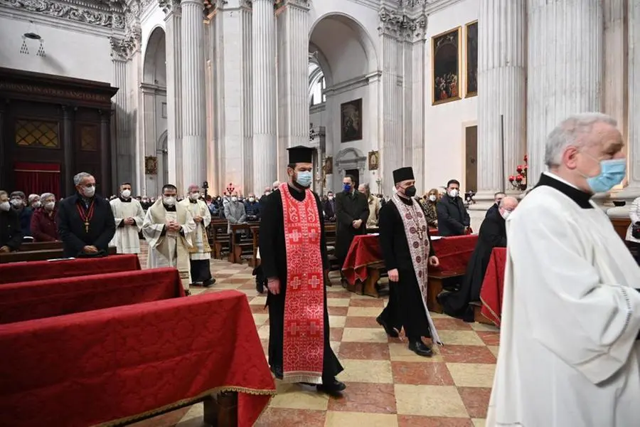 La veglia per la pace con il vescovo Tremolada in Cattedrale