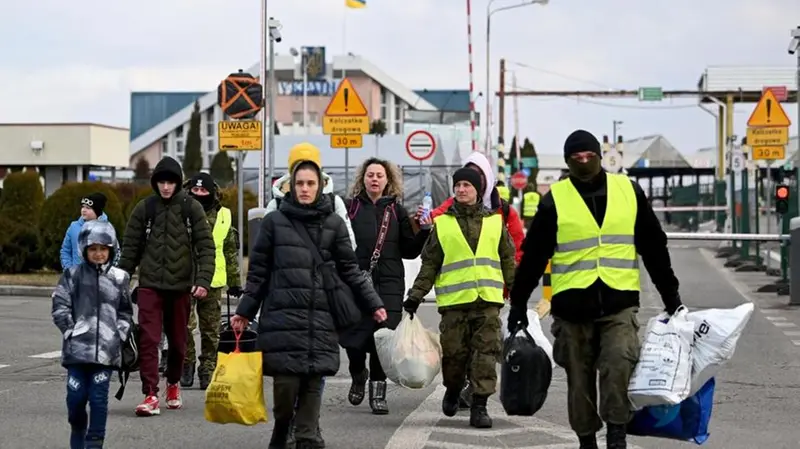 Continua l'esodo: profughi ucraini varcano il confine con la Polonia - Foto Ansa/Epa/Darek Delmanowicz Poland out © www.giornaledibrescia.it