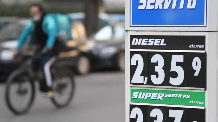 Un cartello con i prezzi dei carburanti alle stelle - Foto Ansa © www.giornaledibrescia.it