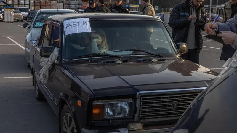 Una macchina con la scritta "bambino" fugge da Mariupol verso Zaporizhzia - Foto Epa/ANSA © www.giornaledibrescia.it