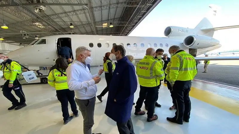 Attilio Fontana a Linate con i volontari dell'Areu per l'arrivo dei primi bimbi malati dall'Ucraina