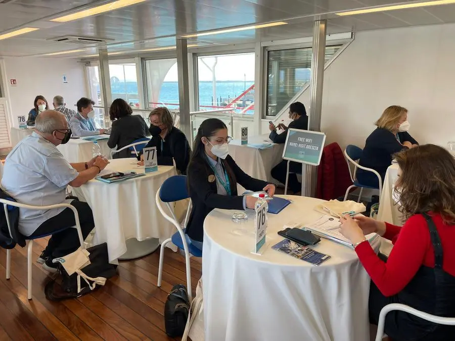 La motonave Tonale nel porto di Desenzano dove ha preso il via la Borsa Internazionale