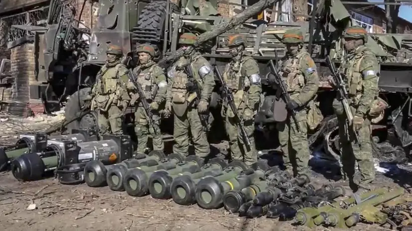 Soldati ucraini con missili anticarro davanti a mezzi russi resi inutilizzabili - Foto Epa © www.giornaledibrescia.it