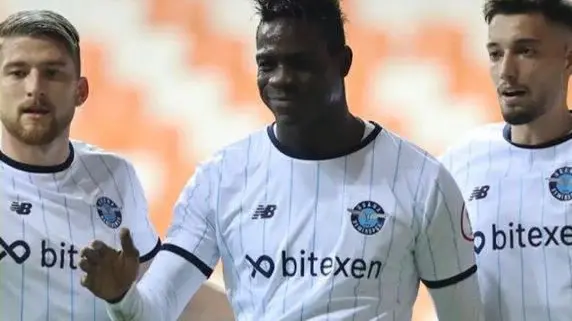 Mario Balotelli con la maglia dell'Adana Demirspor - © www.giornaledibrescia.it