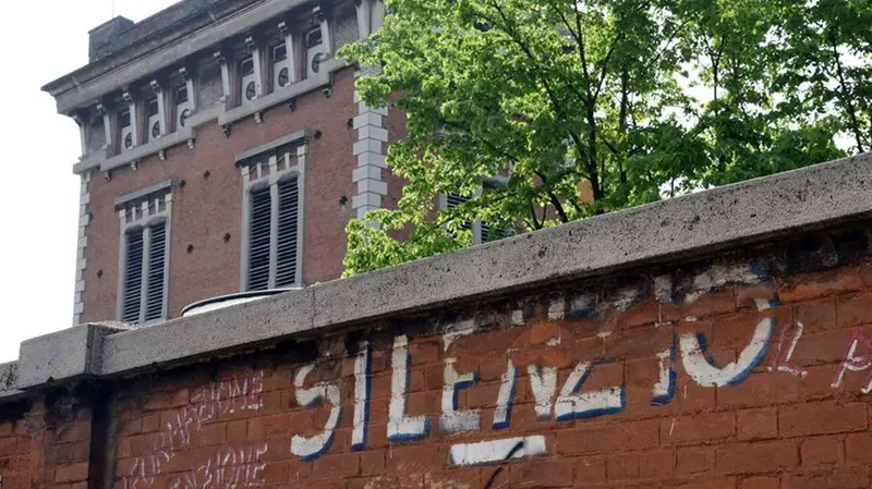 Il muro perimetrale del vecchio stabilimento Caffaro in via Milano - © www.giornaledibrescia.it