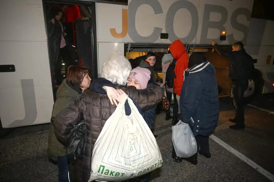 In fuga dall'Ucraina a Brescia, l'arrivo di un pullman di profughi