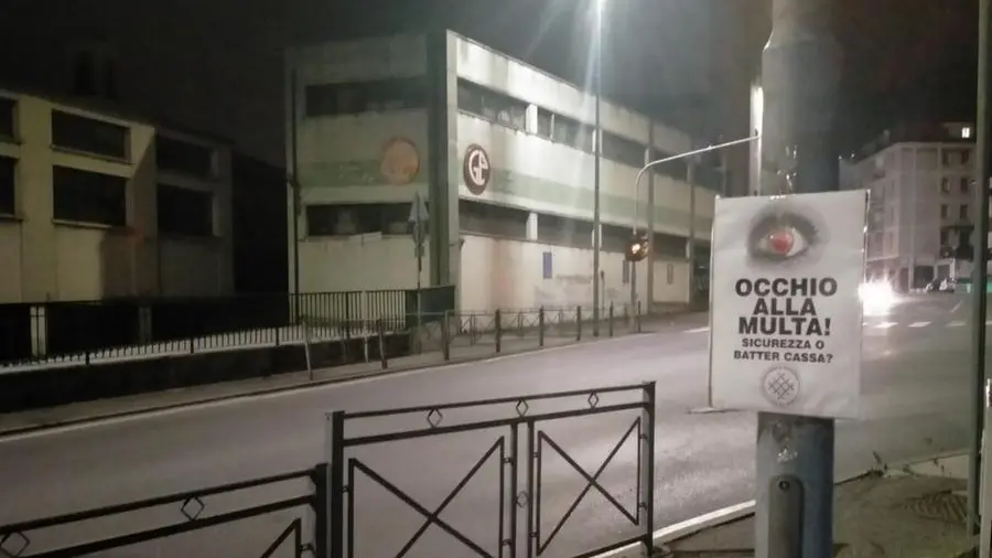 Volantini di protesta contro il Photored installato a Lumezzane - © www.giornaledibrescia.it