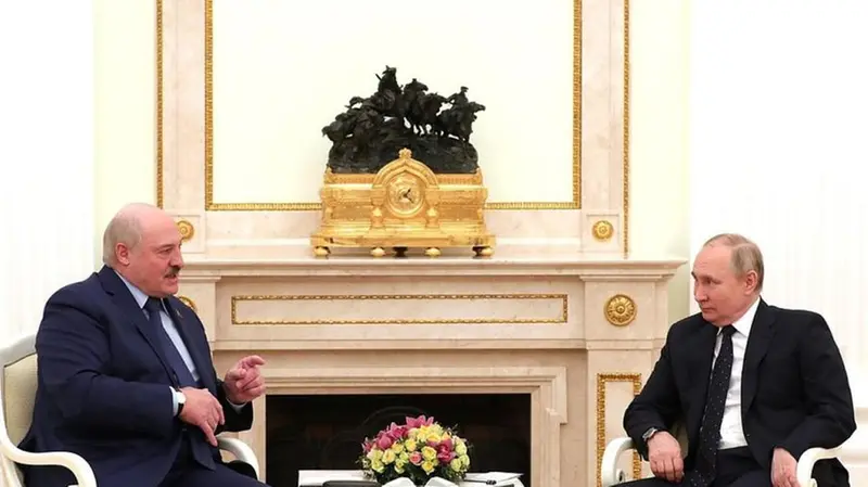 Putin a colloquio con Lukashenko - Foto tratta da Twitter