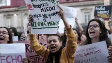 Una protesta contro la violenza di genere - Foto Epa © www.giornaledibrescia.it