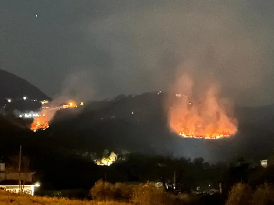 Incendi boschivi, si lavora contro le fiamme a Botticino