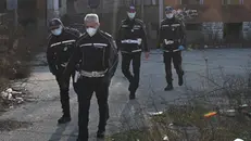 Agenti della Polizia Locale nel complesso dismesso dell'Ideal Standard in via Milano