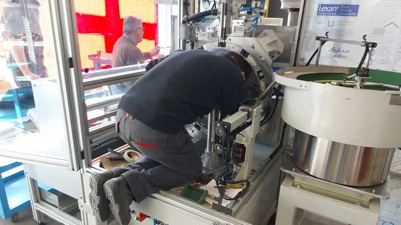 Un operatore dentro un impianto della Rk Macchine - © www.giornaledibrescia.it