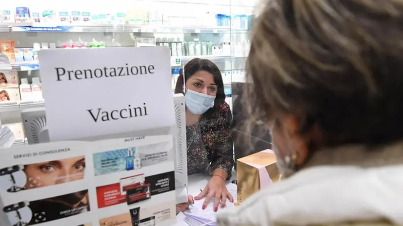 La prenotazione dei vaccini anti Covid in una farmacia di Milano - Foto Ansa © www.giornaledibrescia.it