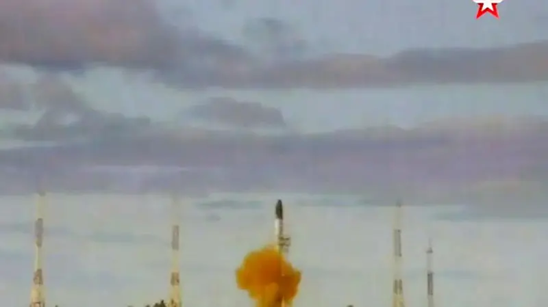 Un frame video del lancio del missile Sarmat - Foto Epa © www.giornaledibrescia.it