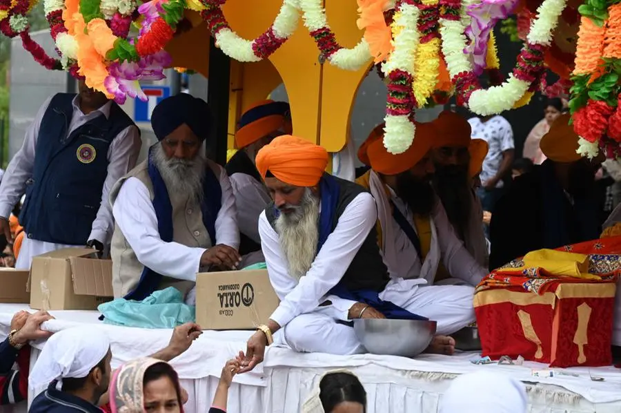 Il gigantesco serpentone della manifestazione Sikh in città