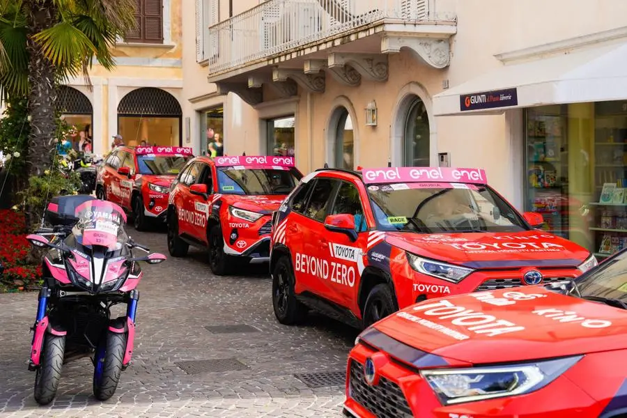 Giro d'Italia, la partenza della 16esima tappa da Salò