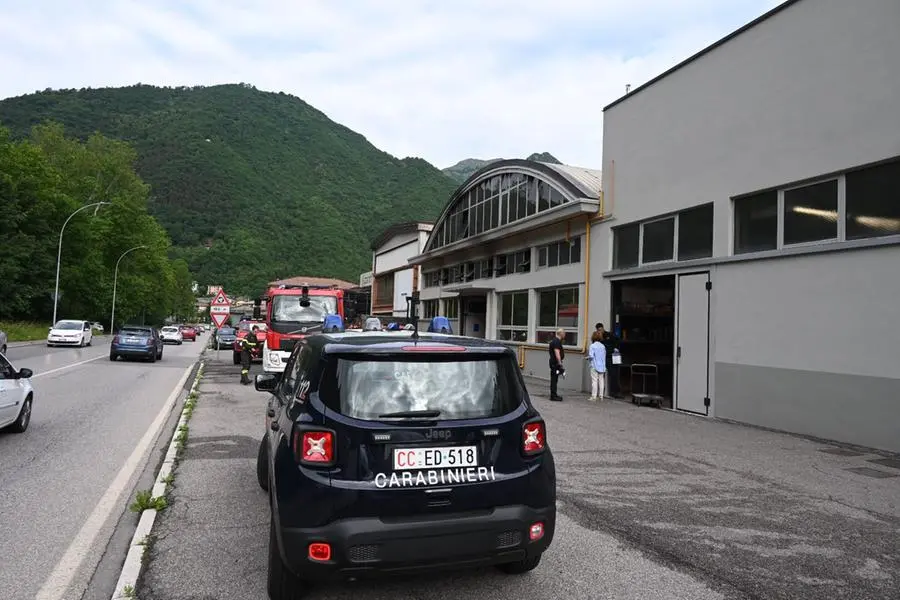 L'intervento dei Vigili del fuoco nella ditta a Gardone Valtrompia