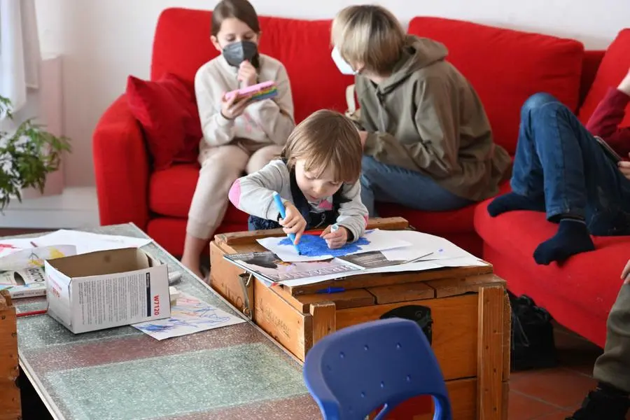 Le mamme e i bimbi accolti nelle scorse ore dalla Croce Rossa di Brescia
