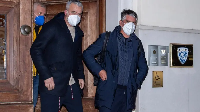 Lopez e il vice Fini all’uscita della sede del Brescia - Foto New Reporter © www.giornaledibrescia.it