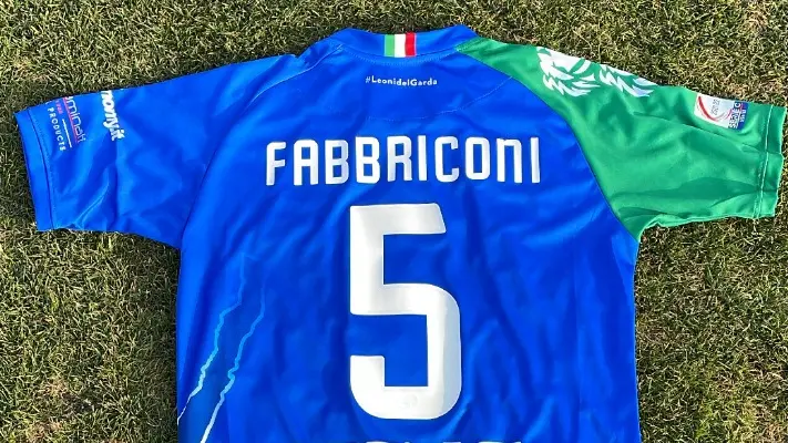 La maglia dei Leoni del Garda dedicata a Fabbriconi