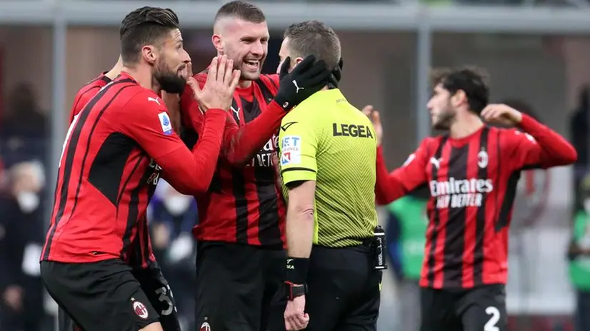 Le proteste dei giocatori del Milan con l'arbitro Serra dopo l'errore con lo Spezia - Foto Ansa © www.giornaledibrescia.it