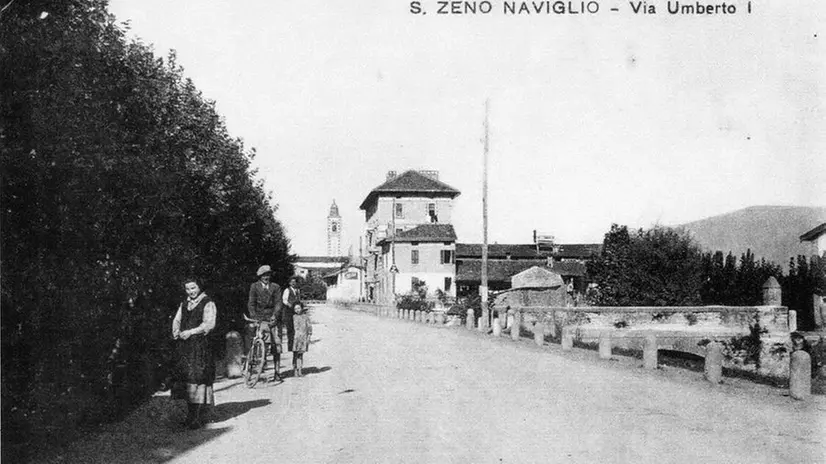 «Giü à la ólta... e giü a Sàn Zé»: una cartolina d'epoca di San Zeno Naviglio - © www.giornaledibrescia.it