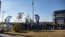 I tifosi del Brescia fuori dall'albergo del ritiro