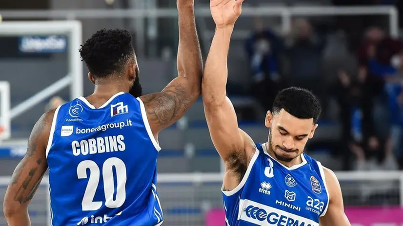 Il «cinque»: Mike Cobbins e Naz Mitrou-Long dopo l’alley-oop contro Pesaro -  New Reporter Checchi © www.giornaledibrescia.it