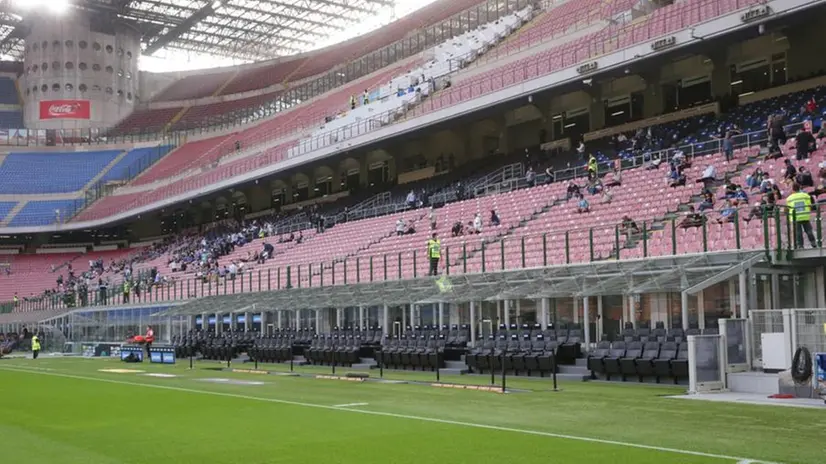 Distanziamento tra gli spettatori in tribuna a San Siro - Foto Ansa © www.giornaledibrescia.it