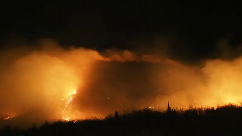 Fuoco e fumo sovrastano i pendii che dominano Forno Allione e Novelle - Foto tratta da Facebook