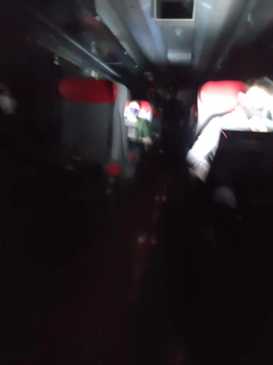 Le immagini del treno al buio inviate dai passeggeri