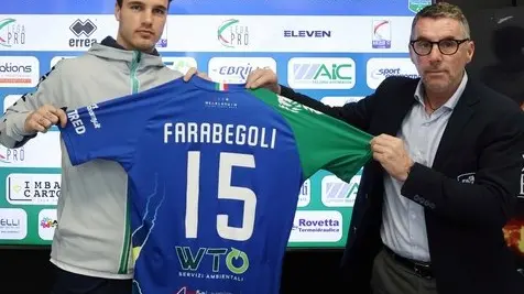 Il difensore Tommaso Farabegoli con il direttore sportivo Oscar Magoni