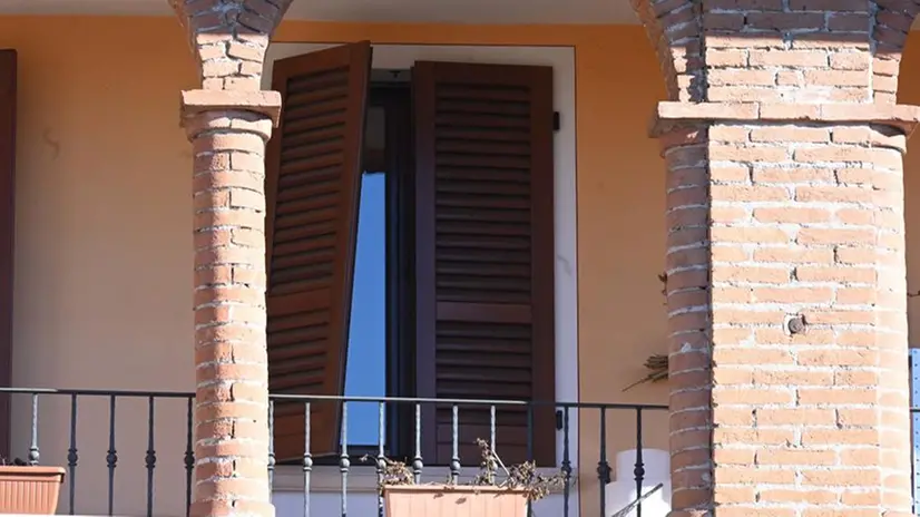 Castel Mella, la corte in cui viveva il 67enne trovato senza vita