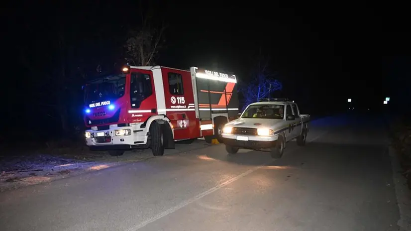 Operatori al lavoro per domare le fiamme