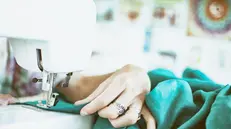 Anche corsi di cucito per le donne disoccupate