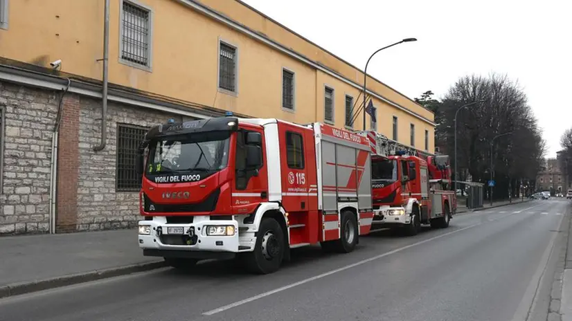 I Vigili del fuoco sono intervenuti al carcere Nerio Fischione nel pomeriggio - Foto Gabriele Strada/Neg © www.giornaledibrescia.it