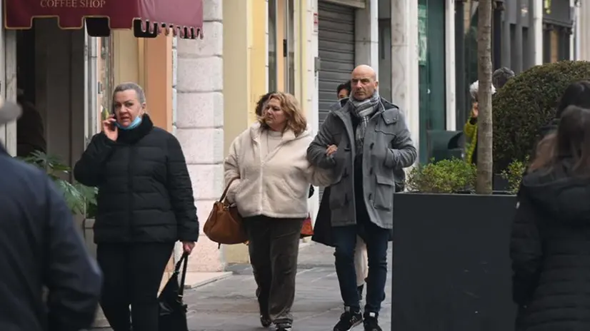 In giro per il centro di Brescia senza mascherina dopo il venir meno dell'obbligo - © www.giornaledibrescia.it